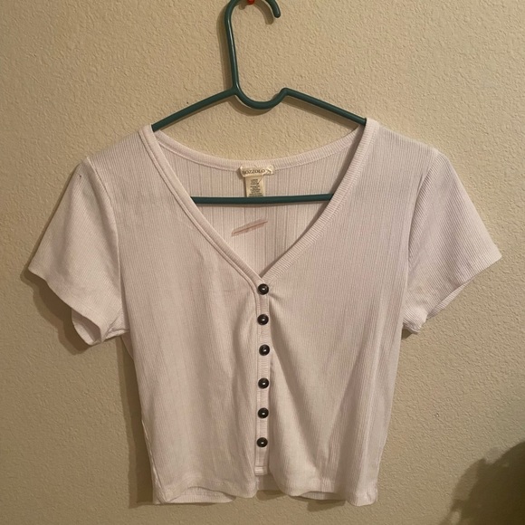 white crop top with button in the front - Picture 1 of 1